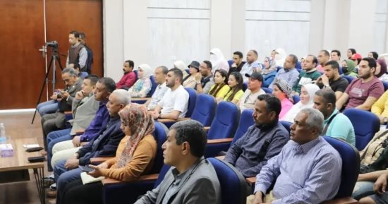 محافظ الوادي الجديد يعقد لقاءً مفتوحًا مع شباب برنامج رحلات "اعرف بلدك "