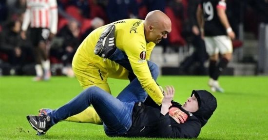 حبس مشجع 3 أشهر بعد اعتدائه على حارس إشبيلية في الدوري الأوروبي 