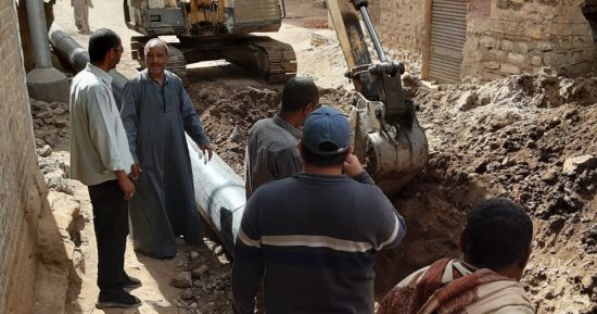 حياة كريمة بالأقصر.. مدينة إسنا تواصل العمل بالصرف الصحى فى قرية النمسا.. صور