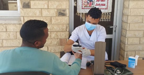 الكشف على 213 شخصًا فى قافلة علاجية تابعة لمبادرة حياة كريمة بالقصير 