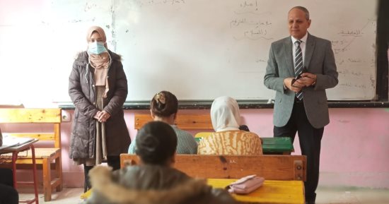 وكيل تعليم كفر الشيخ يتفقد المدارس ويوجه طلاب التربية العملى بالاستفادة من خبرات المعلمين