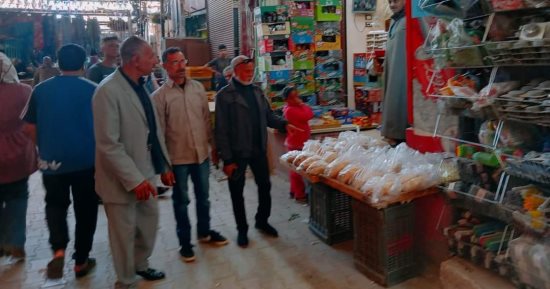 حملة مكبرة لإزالة الإشغالات بأسواق مدينة الخارجة فى الوادى الجديد..صور