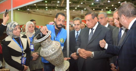 وزيرا التنمية المحلية والبيئة يفتتحان جناح "أيادى مصر" بمعرض القاهرة الدولى