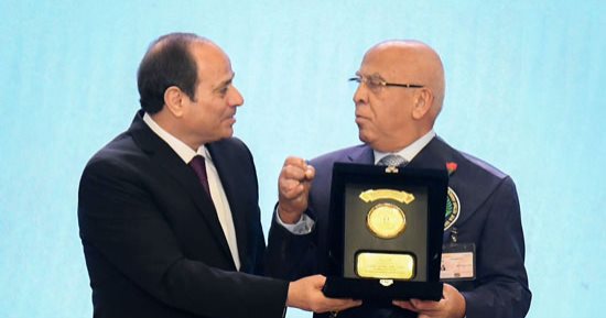 الرئيس السيسي يكرم مصابي العمليات الحربية خلال الندوة التثقيفية 