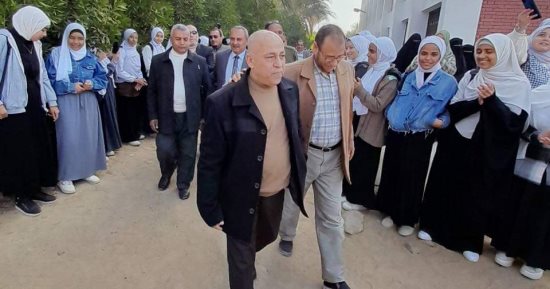 ممر شرفى من المعلمين والطلاب لمدرس بعد بلوغه سن المعاش بالفيوم