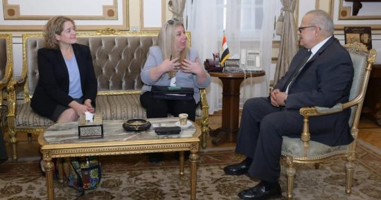 رئيس جامعة القاهرة يبحث مع وفد السفارة الأمريكية التعاون الأكاديمى