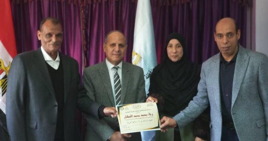 وكيل تعليم كفر الشيخ يكرم معلمة مبدعة وموظفا سابقا لعمله التطوعى.. صور