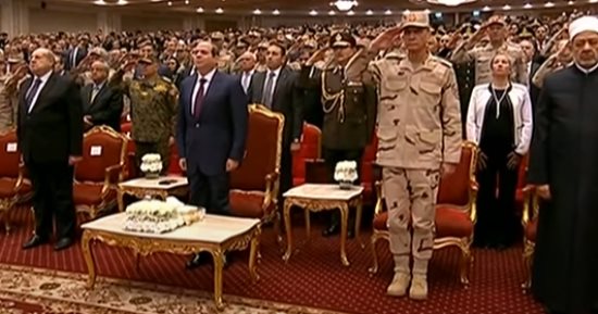 الرئيس السيسي يقف لتحية الشهداء خلال فعاليات الندوة التثقيفية