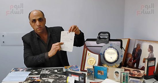 ضمن حملة لن يضيع.. اليوم السابع ينجح فى استعادة جزء من تراث نور الشريف الضائع.. كارنيه دخول شاليه باسمه فى مارينا.. وصور نادرة للفنان وعائلته وأخرى شديدة الندرة وهو رضيع.. وأخوه عصام يهديه بعض الصور