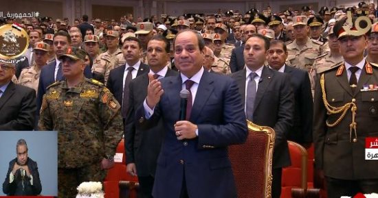 الرئيس السيسي لأمهات شهداء مثلث القيادة: "شرفتونا وأنتن فخر لينا كلنا" 
