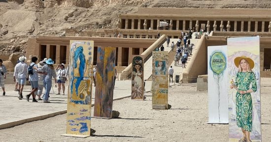 الأقصر تستضيف معرض الملكة بمنتدى المرأة العالمى للفنون بمعبد حتشبسوت.. صور