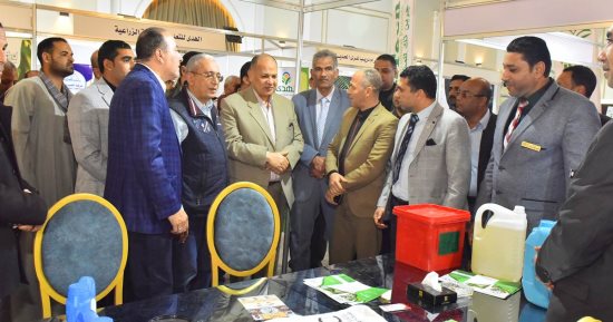 محافظ أسيوط يتفقد أقسام معرض وسط الصعيد الزراعي ويكرم قيادات ومزارعين