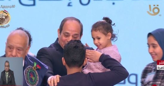 نجل الشهيد عميد محمد عبدالمتجلى يؤدى التحية العسكرية للرئيس السيسي