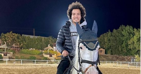 عمرو السيسى لاعب الزمالك يستعد لمواجهة إنبى بركوب الخيل.. صور