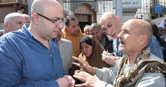 محافظ بنى سويف يستمع لشكاوى بعض المواطنين عقب صلاة الجمعة بمسجد أبوعجيزة.. صور