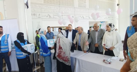 قطار مبادرة "كتف فى كتف" يوزع كراتين مواد غذائية لدعم مرضى السرطان بالأقصر