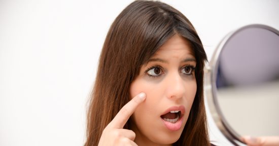 إلى البنت اللي سهرانة لهذا الوقت.. اعرفي قلة النوم إزاي ممكن تأثر على بشرتك