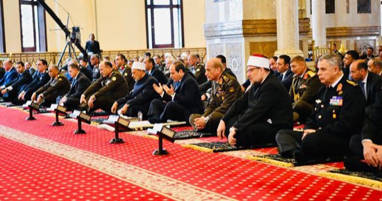 الرئيس السيسي يصل مسجد المشير طنطاوى لأداء صلاة الجمعة