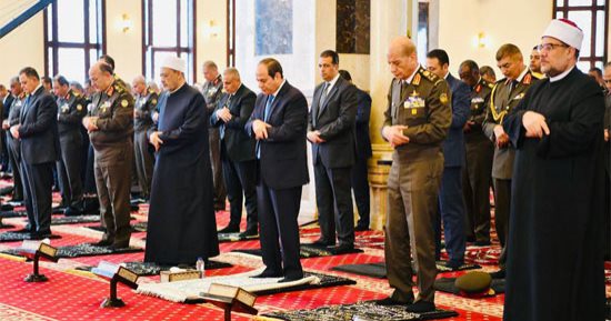 الرئيس السيسي يؤدى صلاة الجمعة ويستمع لخطبة عن منزلة الشهداء بمسجد المشير