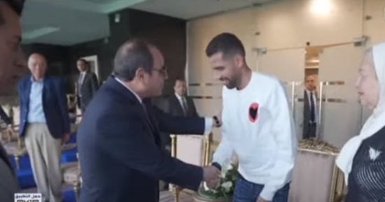 الرئيس السيسي يرحب بمؤمن زكريا خلال المباراة النهائية لبرنامج كابيتانو مصر