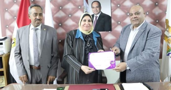 وكيل تعليم الوادى الجديد يكرم فريق القوافل التعليمية لطلاب الثانوية والإعدادية