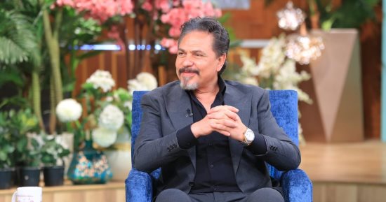 محمد رياض وابنه عمر يجسدان مشهدا من "لن أعيش فى جلباب أبى" أمام منى الشاذلي