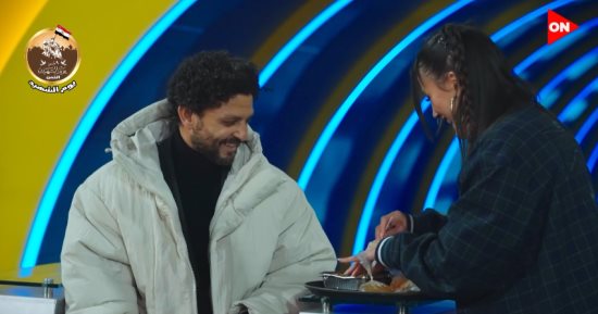 إليسا يانكون تستغل تواجد حسام غالى فى برنامج "كابيتانو مصر" ويتناولان الكشرى