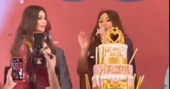إليسا تحتفل بـ عيد ميلاد هيفاء وهبى على مسرح حفلهما بقطر.. فيديو