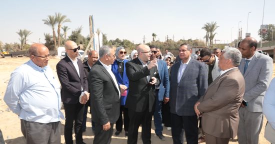 وزير التنمية المحلية ومحافظ بنى سويف يتفقدان مشروع المرسى السياحى شرق النيل
