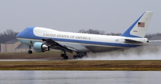 بوليتيكو: البيت الأبيض يشكو من سرقة أطباق طائرة الرئاسة ويتهم الصحفيين