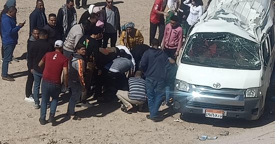 إصابة 13 شخصا فى انقلاب سيارة ميكروباص بطريق الغردقة - سفاجا