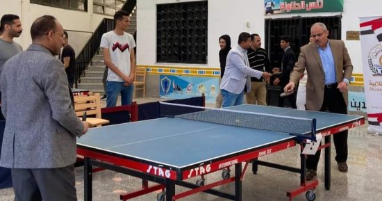 مباراة ودية بين رئيس جامعة القناة ونائبه فى افتتاح دورى تنس الطاولة.. صور