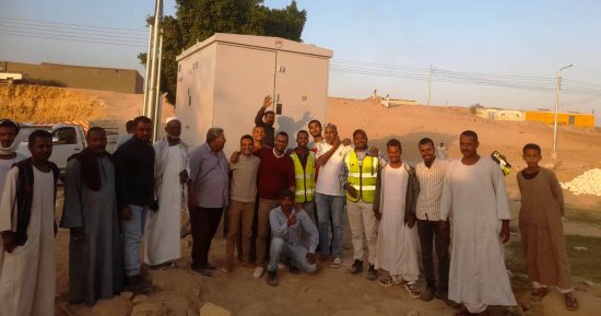 "حياة كريمة" تدخل السرور على أهل الصعيد.. نجع جبران يرى النور لأول مرة بعد إطلاق التيار الكهربائى.. توصيل كابلات بطول 1700 متر و15 ألفاً موصلات كهربائية.. والأهالى: نشعر بالحياة بفضل مشروعات المبادرة الرئاسية