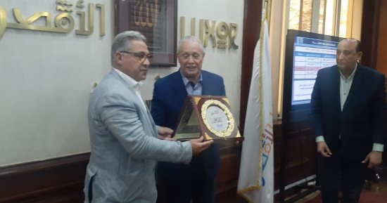 محافظ الأقصر يهدى رئيس "محلية النواب" درع المحافظة خلال زيارة للمشروعات.. صور