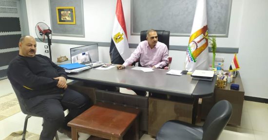 رئيس مركز الداخلة يبحث آليات حل مشكلة آبار شباب الخريجين مع قطاع الكهرباء