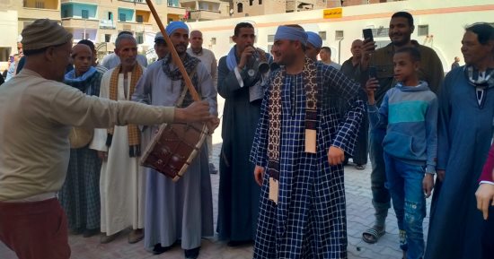أهالى جهينة يستقبلون محافظ سوهاج بالمزمار البلدى خلال تفقد المستشفى المركزى.. صور