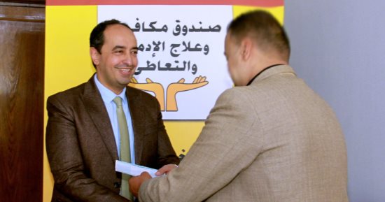 تسليم دفعة جديدة من المتعافين من الإدمان قروضا لإنشاء مشروعات صغيرة