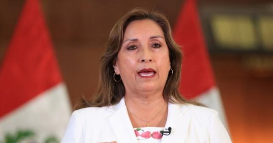رئيسة بيرو تسلم 40 طنا من المساعدات الإنسانية لمتضررى الأمطار الغزيرة فى الشمال