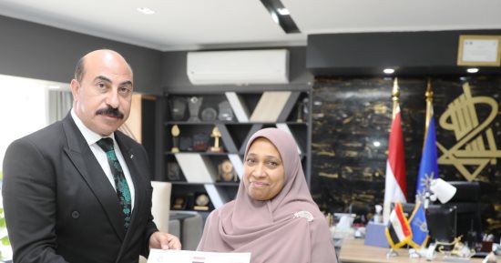 محافظ أسوان يكرم معلمة لظهورها المشرف وجهودها المتميزة أمام وفد الأمم المتحدة