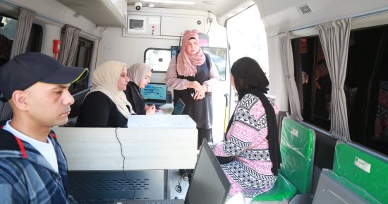 محافظ كفر الشيخ يتفقد المركز التكنولوجى المتنقل وتقديمها 124 خدمة للمواطنين