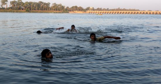 انتشال جثة شاب غرق في نهر النيل بقرية تابعة لمركز نجع حمادى 