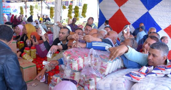 محافظ الإسكندرية يفتتح معرض "أهلا رمضان" لبيع السلع بأسعار مخفضة.. صور