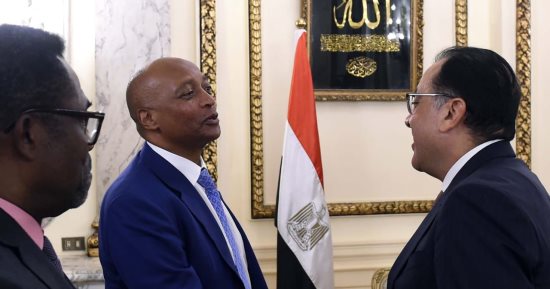 رئيس الوزراء يلتقى رئيس "كاف" لاستعراض سبل دعم كرة القدم الأفريقية  