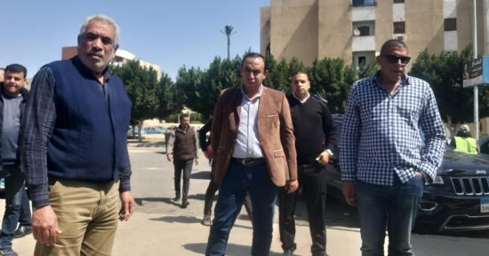 رئيس جهاز " الشروق" يقود حملة على المخالفات بالأسواق التجارية بالحى الثانى