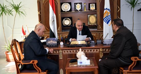 محافظ قنا يستقبل 85 مواطنا بمكتبه لبحث متطلباتهم