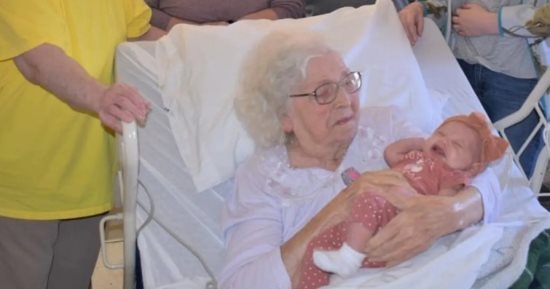 مسنة أمريكية لديها 230 حفيدا تستقبل أحدث فرد فى العائلة.. صورة تجمع 6 أجيال