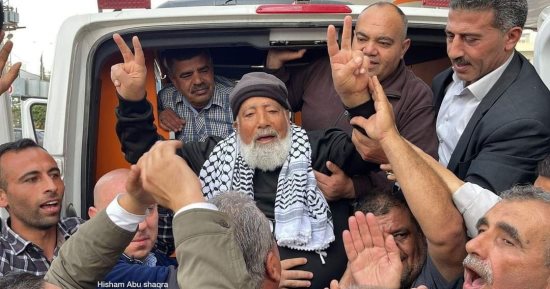أول صور لخروج شيخ الأسرى الفلسطينيين فؤاد الشوبكى بعد 17 عاما فى الأسر