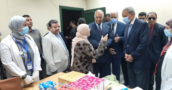 محافظ القليوبية ورئيس جامعة بنها يتفقدان القوافل الطبية في العكرشة بالخانكة
