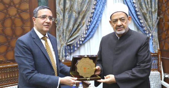 سفير الهند بالقاهرة يجدد الدعوة إلى شيخ الأزهر لزيارة بلاده