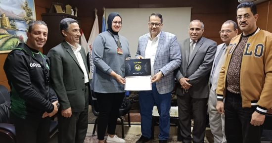 وكيل تعليم الغربية يكرم الطالبة آمال بطلة العالم فى القوى البدنية للأندية